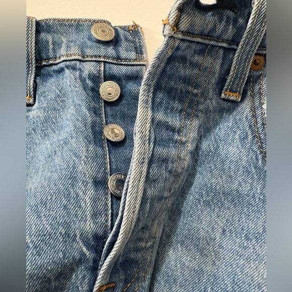 Levi's Woman’s 501 Covered Button Fly Jean Shorts with Distressed Frayed Hem. 26 - Picture 9 of 10